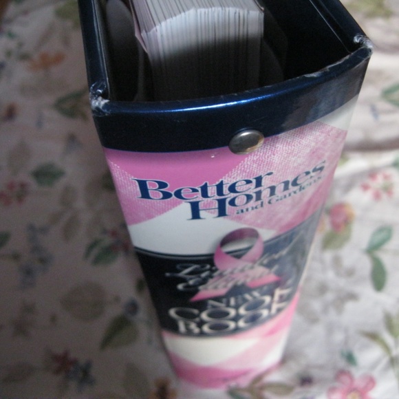 5 Items Lot -- Better Homes PINK Cookbook & 3 Key chains + 1 Cookie cutter C Pic - Picture 4 of 11